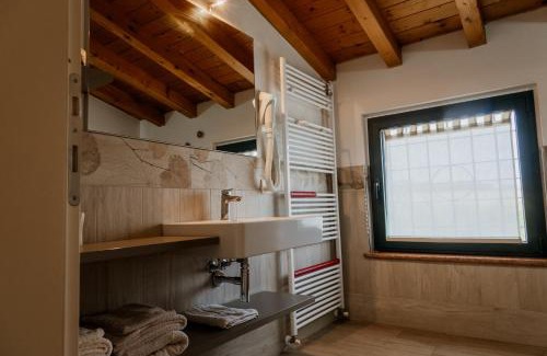Monzambano House | Discover "Il Glicine Bianco": 4-Star Stay with Pool & Breakfast