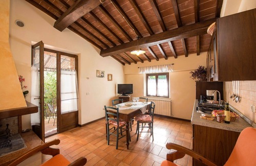 Po' Bandino Apartment | Delightful Agriturismo Case Graziani with Pool & Kitchen
