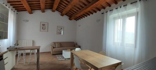 Montalto delle Marche Apartment | Welcoming Agriturismo Il Vecchio Acero with Pool & Pets