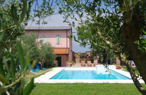 Monzambano House | Oceanfront Agriturismo La Casa Del Mandorlo: Family-Friendly Escape