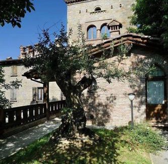 Vergato House | Pet-Friendly Agriturismo La Fenice with Oceanfront Pool