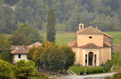 Dogliani House | Charming Agriturismo La Pieve: Pet-Friendly Retreat