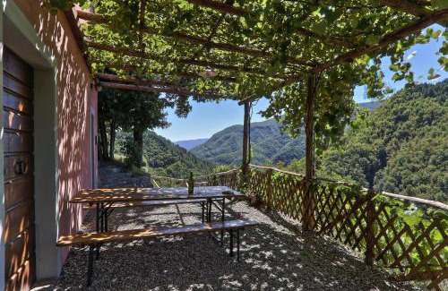 Mologno House | Pet-Friendly Agriturismo Le Scope with Pool & Hot Tub