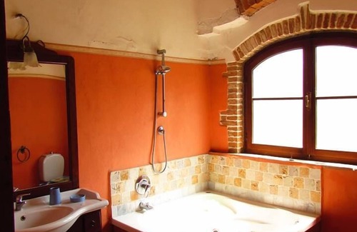 Rosignano Marittimo House | Relax at Agriturismo Pian dei Lupi: Pool, Spa & Dining