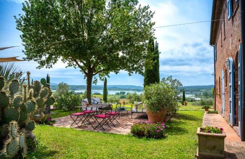 Castiglione del Lago House | Tranquil Agriturismo Poggio Antico with Ocean Views