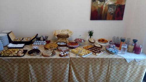 Recanati House | Discover Agriturismo Raggioverde: Pool & Restaurant Delight
