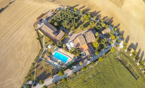 Recanati House | Discover Agriturismo Raggioverde: Pool & Restaurant Delight