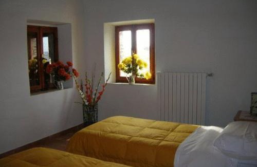 Recanati House | Discover Agriturismo Raggioverde: Pool & Restaurant Delight