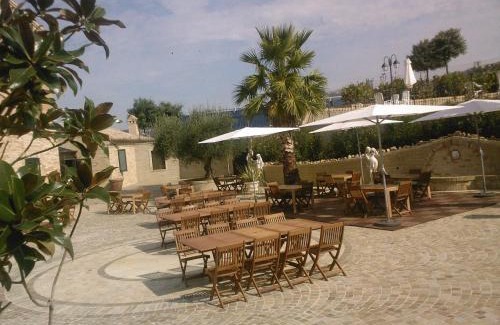 Recanati House | Discover Agriturismo Raggioverde: Pool & Restaurant Delight