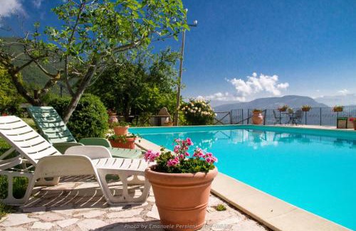 Cerreto di Spoleto House | Cozy Agriturismo Santa Serena: Pet-Friendly with Ocean Views