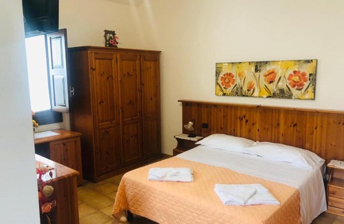 Chiaramonte Gulfi Bed & Breakfast | Pet-Friendly Agriturismo Valle di Chiaramonte with Pool