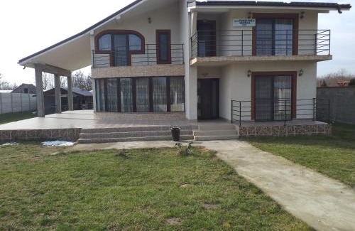 Bratovoesti House | Highly Rated Agropensiunea GIURCA: Pet & Child Friendly Stay
