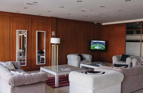 Trelew Hotel | Pet-Friendly Aguada Hotel with Breakfast & Hot Tub Access