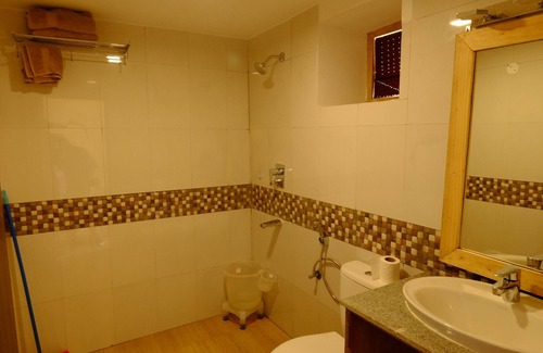 Kotkhai Hotel | Discover Agyaat Vaas: Family-Friendly Retreat with Dining