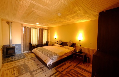 Kotkhai Hotel | Discover Agyaat Vaas: Family-Friendly Retreat with Dining