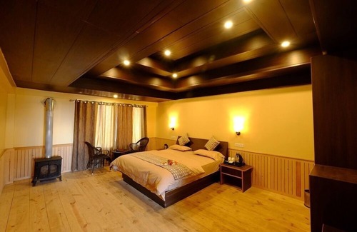 Kotkhai Hotel | Discover Agyaat Vaas: Family-Friendly Retreat with Dining