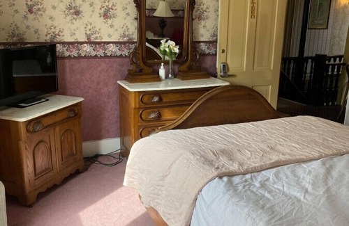 Wabasha Hotel | AH #15 Queen Room with Shower & Spa Amenities Await