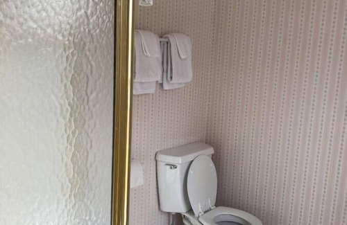 Wabasha Hotel | AH #15 Queen Room with Shower & Spa Amenities Await