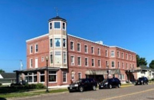 Wabasha Hotel | AH #15 Queen Room with Shower & Spa Amenities Await