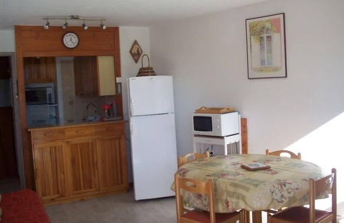 Bergers Apartment | Cozy Flat for 6 in Alpe d'Huez with Pet-Friendly Perks