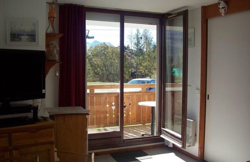 Bergers Apartment | Cozy Flat for 6 in Alpe d'Huez with Pet-Friendly Perks