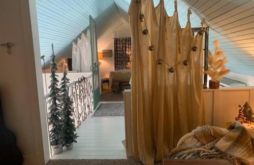 Levelland House | Welcoming Stay at Ahava Honey Farm Cottage for Families