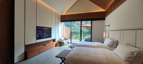 Shaoxing Hotel | Elegant Ahn Lan Xinchang: Pool, Spa & Family-Friendly Stay
