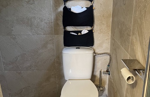 Hadera Bed & Breakfast | Cozy Ahuzat Shaul Seaside Suite with Breakfast Included