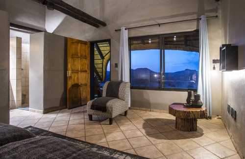 Omaruru Cabin | Experience Ai Aiba - The Rockpainting Lodge with Pool & Dining