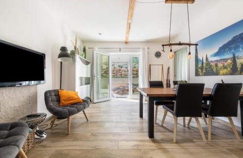 Marciaga Apartment | Relaxing Family Retreat at Ai Colli Garden Apartment