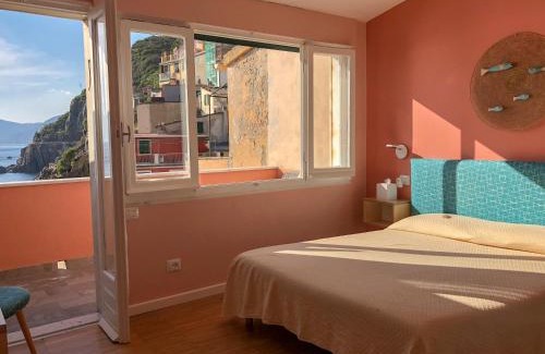 Riomaggiore House | Oceanfront Ai Pesci Room Rental with Spectacular Views