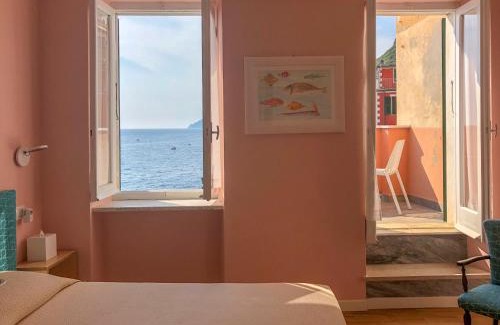 Riomaggiore House | Oceanfront Ai Pesci Room Rental with Spectacular Views
