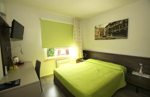 Dossobuono Bed & Breakfast | Charming Ai Santi B&B: Guest Rated 9/10 with Hot Tub & Dining