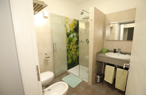 Dossobuono Bed & Breakfast | Charming Ai Santi B&B: Guest Rated 9/10 with Hot Tub & Dining