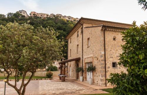 Monte San Biagio Bed & Breakfast | Discover Aia Antica: Pet-Friendly Retreat with Pool & Hot Tub