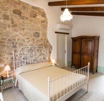 Monte San Biagio Bed & Breakfast | Discover Aia Antica: Pet-Friendly Retreat with Pool & Hot Tub