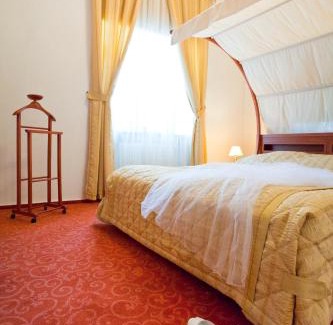 Lodz Hotel | Inviting Stays at Hotel Reymont: Pet-Friendly & Breakfast Included
