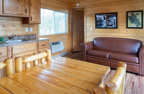West Glacier Cabin | Cozy Aider Cabin in West Glacier with Breakfast Included