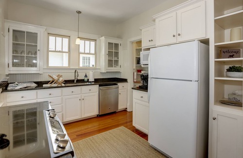 Aiken House | Historic Cottage in Downtown Aiken, SC with Kitchen Access