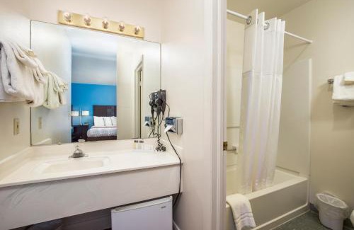 Kanab Hotel | Pet-Friendly Aikens Lodge with Oceanfront Views and Pool