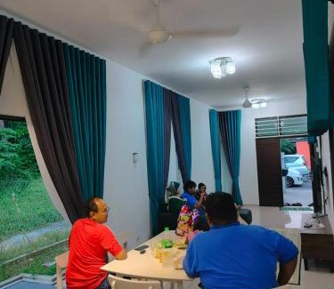Jenjarom House | Family-Friendly Retreat at Aiman's Rose HomeStay