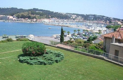 Saint-Mandrier-sur-Mer Apartment | Modern Apartment with Terrace at Port of Saint Mandrier