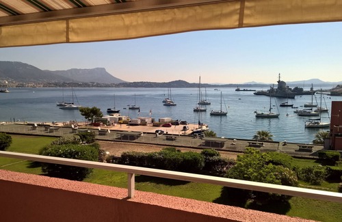 Saint-Mandrier-sur-Mer Apartment | Modern Apartment with Terrace at Port of Saint Mandrier