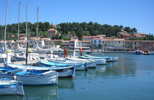 Saint-Mandrier-sur-Mer Apartment | Modern Apartment with Terrace at Port of Saint Mandrier
