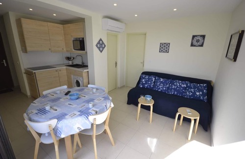 La Faviere Apartment | Guest Rated 10/10: Oceanfront Apartment La Rade Ensoleillée