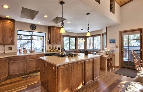 Lower Kingsbury House | Relaxing Retreat with Hot Tub, Pool Table & Close to Casinos