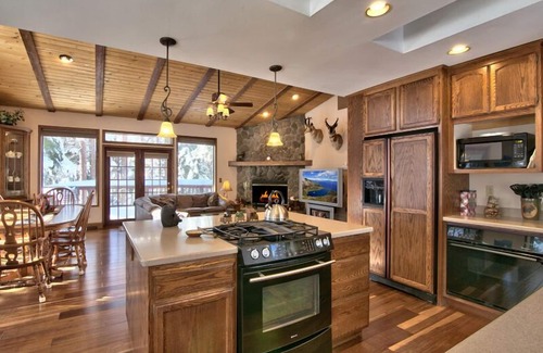 Lower Kingsbury House | Relaxing Retreat with Hot Tub, Pool Table & Close to Casinos