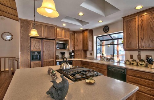 Lower Kingsbury House | Relaxing Retreat with Hot Tub, Pool Table & Close to Casinos
