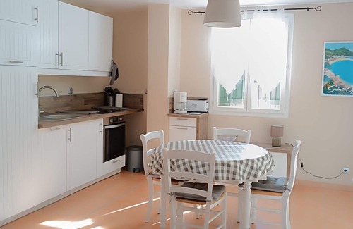 Saint-Cyr-sur-Mer Apartment | Discover a Poolside Villa with Ocean View in St Cyr/Mer