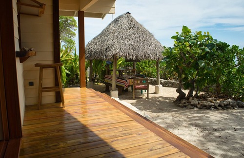 Temae House | Idyllic Oceanfront Bungalow in Moorea with Breakfast